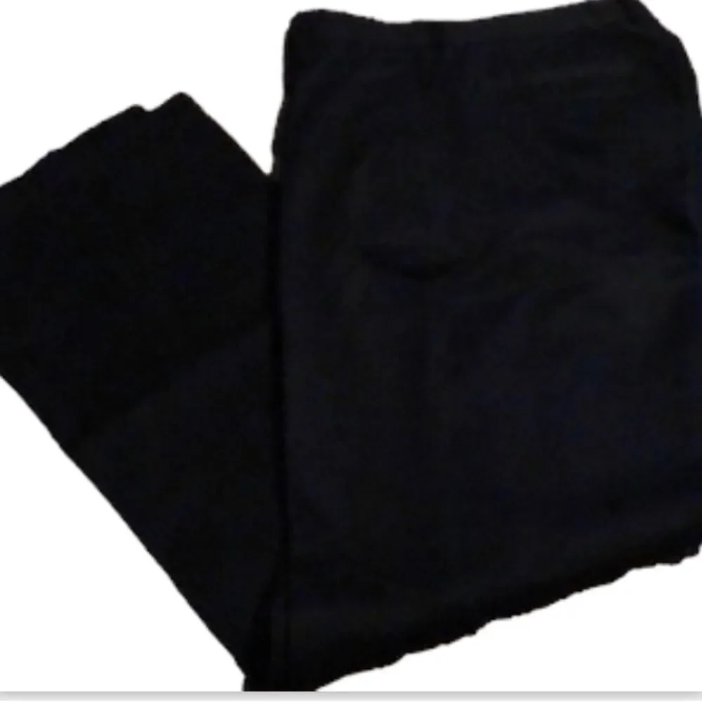 GAP Sz 32 x 34 black classic khakis like new